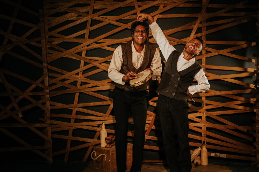 Em cena, Breno da Matta e Alessandro Marba do espetáculo: “BAQUAQUA - Documento Dramático Extraordinário”. | Imagem: Noelia Nájera