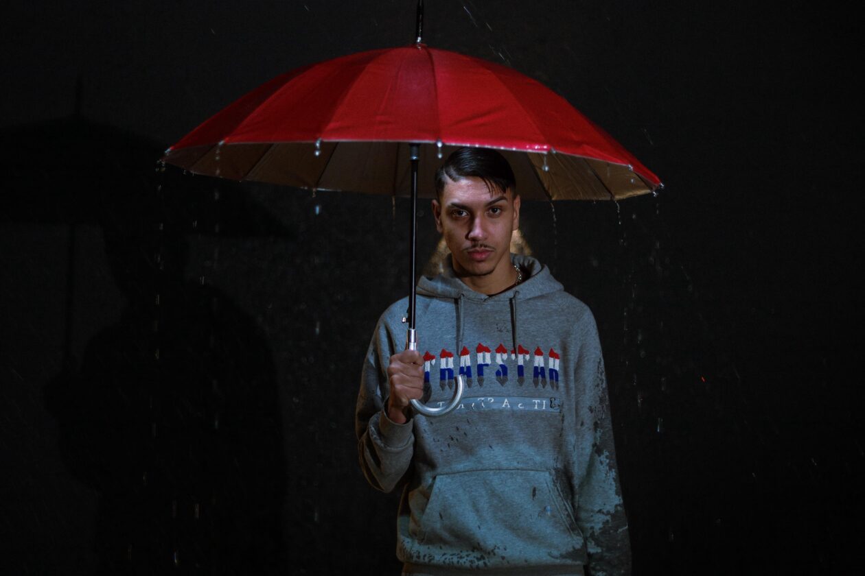 Após o sucesso da colaboração com Kyan na faixa "Randandan" e um crescente reconhecimento no Spotify,