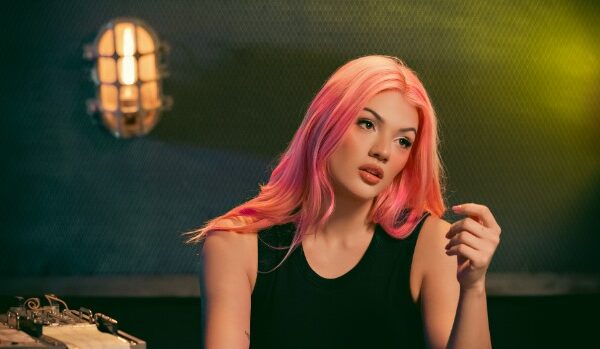 Conheça Aya, cantora e compositora que acaba de assinar contrato com a Universal Music