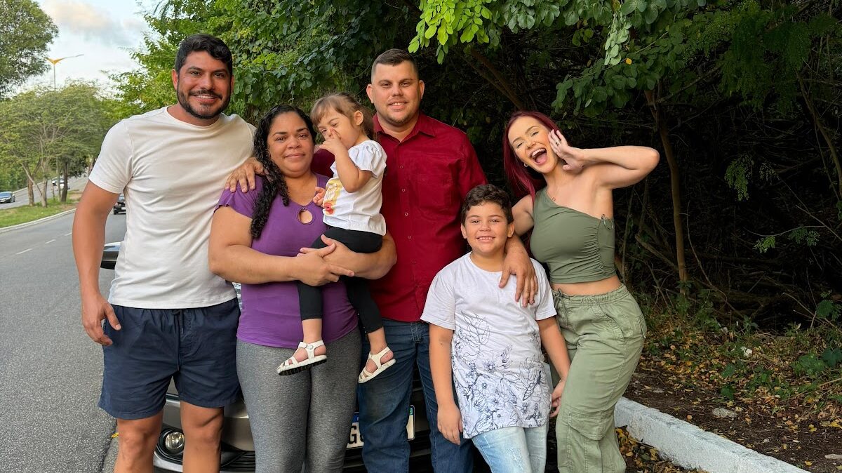 Mirela Janis e Yugnir presenteiam motorista de aplicativo com carro avaliado em mais de 50 mil reais