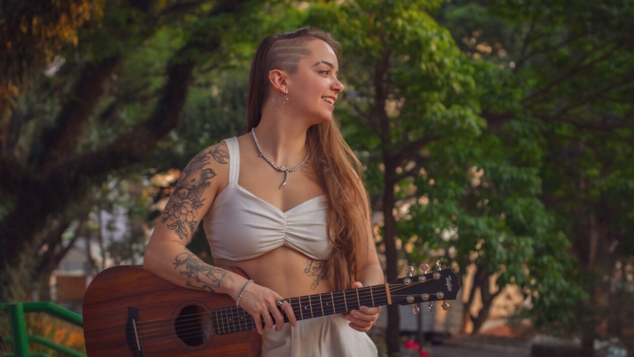 Paula Landucci retorna à música com novo EP autoral que reflete sobre amadurecimento e volta por cima