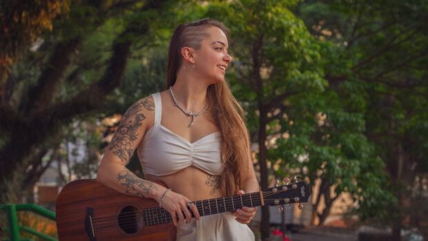 Paula Landucci retorna à música com novo EP autoral que reflete sobre amadurecimento e volta por cima