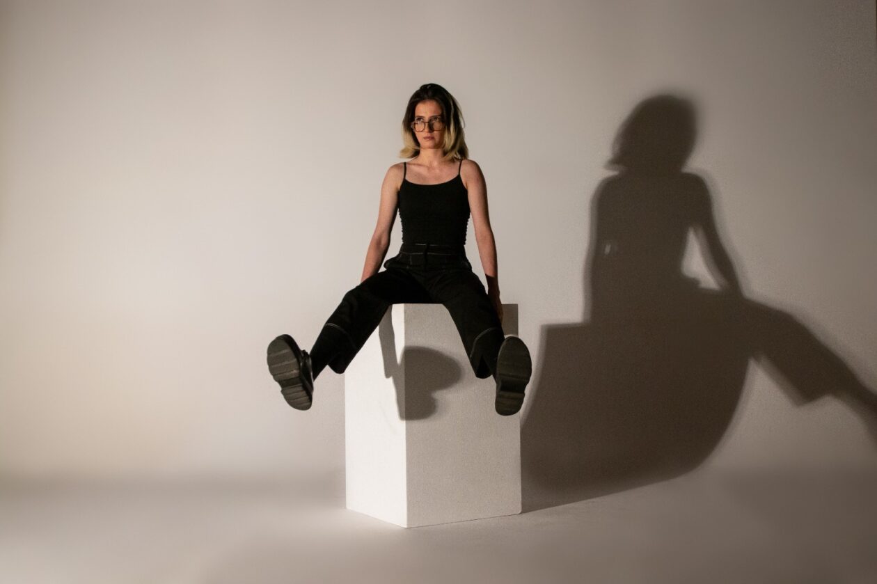 Sarah Meyz coloca sentimentos negativos pra fora em novo EP