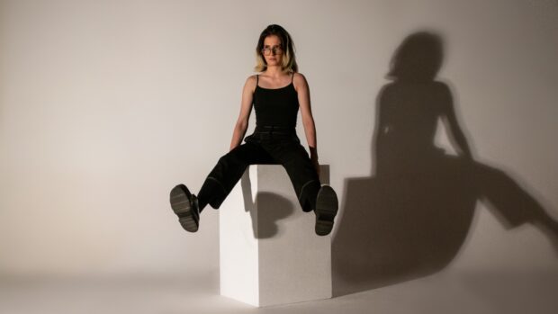 Sarah Meyz coloca sentimentos negativos pra fora em novo EP