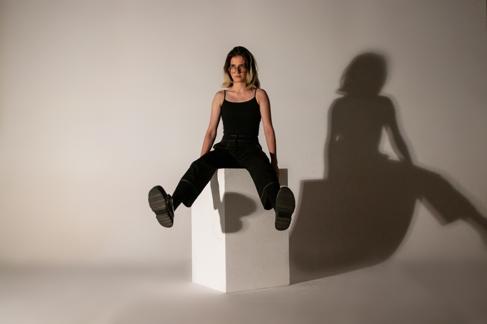 Sarah Meyz coloca sentimentos negativos pra fora em novo EP