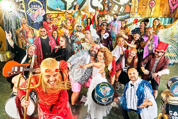 Bloco Casa Comigo une nostalgia e malícia dos anos 90 para Carnaval de São Paulo