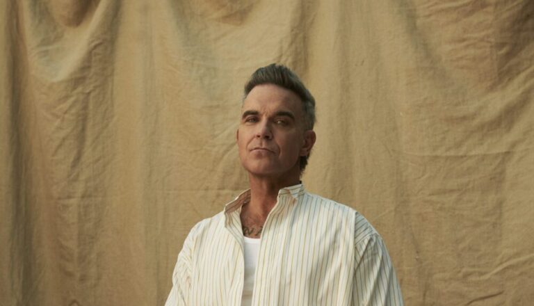 Robbie Williams volta ao Brasil em outubro com a turnê “BRITPOP”