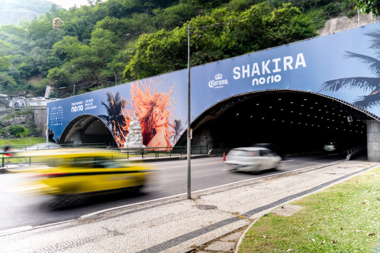 Painel Todo Mundo no Rio com Shakira é instalado no túnel de Botafogo