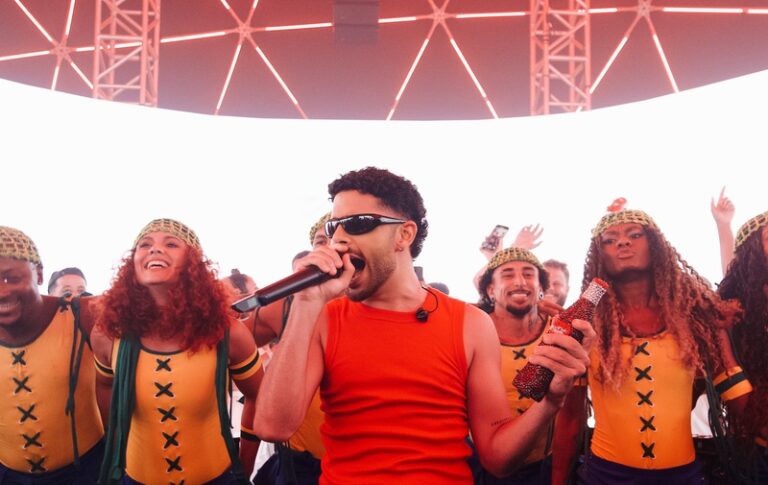 Pedro Sampaio lança remix da Coca-Cola para a Copa do Mundo da FIFA 2026