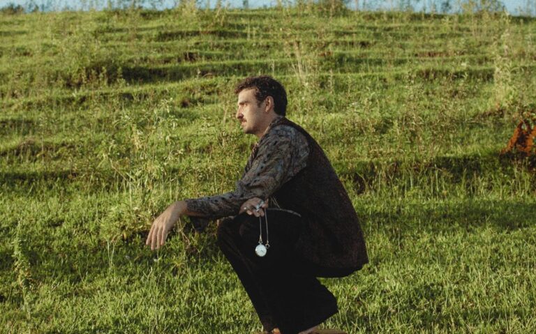 Descobertas: Lucas Caram lança álbum “O Que Me Traz Aqui?”