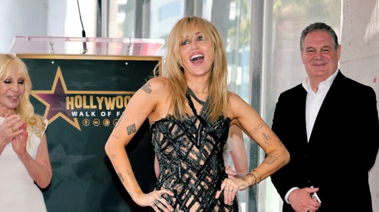 Miley Cyrus ganha estrela na Calçada da Fama