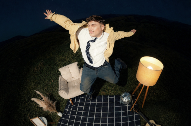 VINI POP anuncia lançamento do novo single “E Se Viver For Isso”