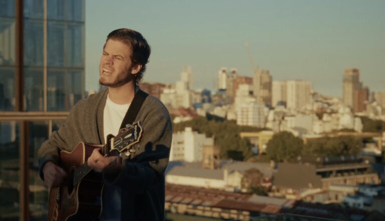 Santiago Saez aposta em emoção no clipe de “Transparente”
