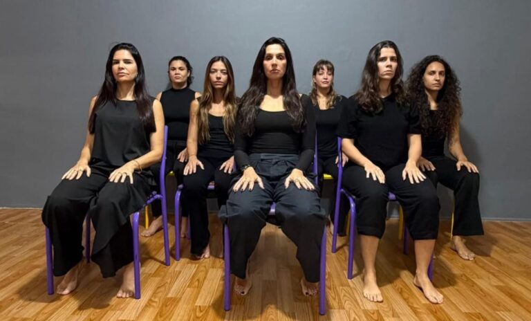 Diretora Juliana Fernandes comemora estreia do espetáculo “Sala de Espera” no Rio de Janeiro 