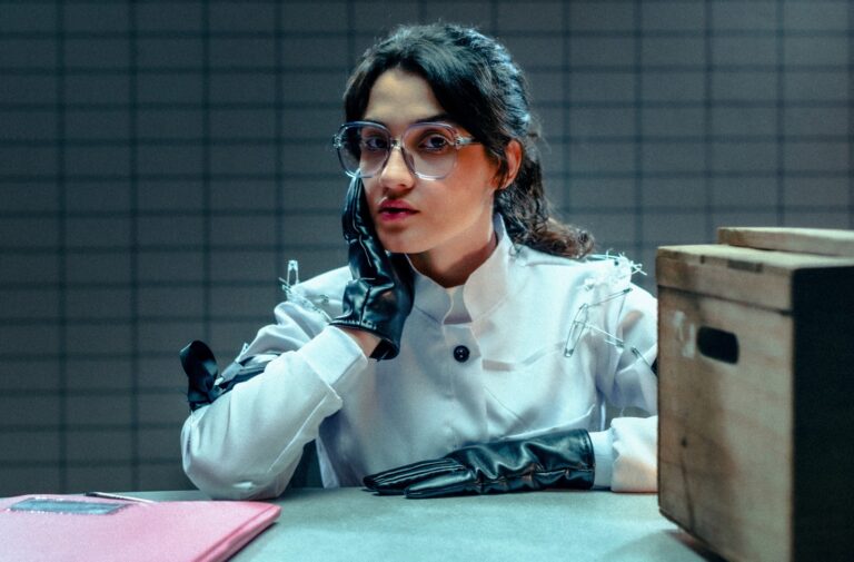 Ella Blum reflete sobre a liberdade de ser quem se é no novo single “Vida Experimental”