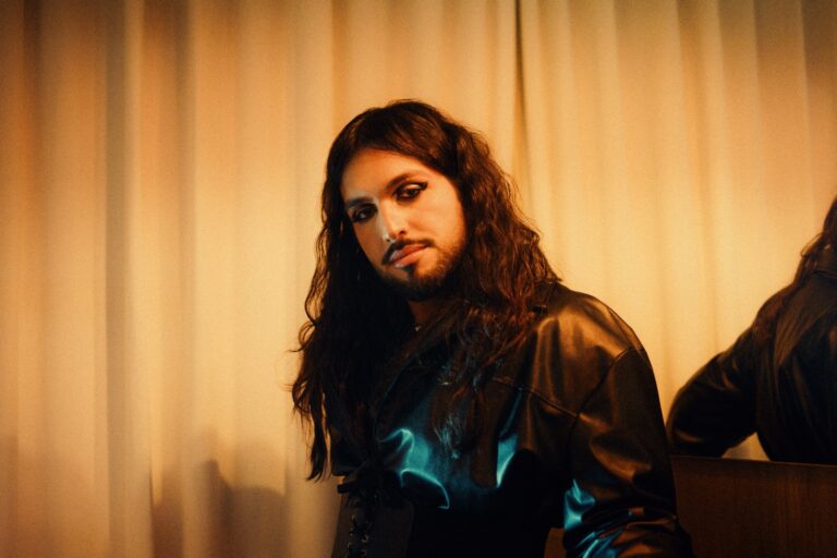 nando inicia lançamentos de seu álbum de estreia com o single “mas adoro amar você”