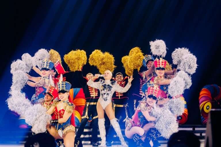 Xuxa emociona 50 mil pessoas na estreia de O Último Voo da Nave, em São Paulo