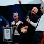 Pitbull entra para Guinness World Records após reunir o maior número de ‘toucas de careca’ em festival de Londres