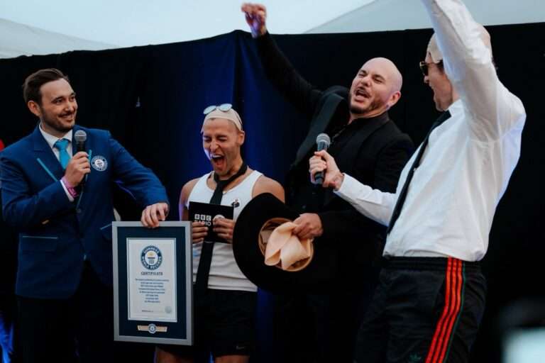 Pitbull entra para Guinness World Records após reunir o maior número de ‘toucas de careca’ em festival de Londres