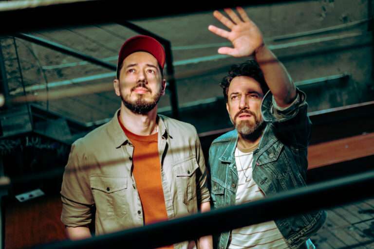 Duo Astro Rei aposta na construção de um repertório sem fórmulas e transforma singles em capítulos de uma mesma jornada 