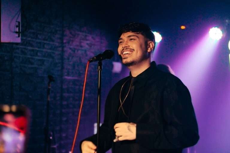 Vini Pop leva canções autorais em um show inédito na nova edição do Brava Sessions, em São Paulo