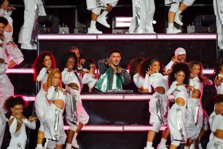 “Do funk ao reggaeton”: Pedro Sampaio e Ricky Martin transformam Maracanã em palco da música latina